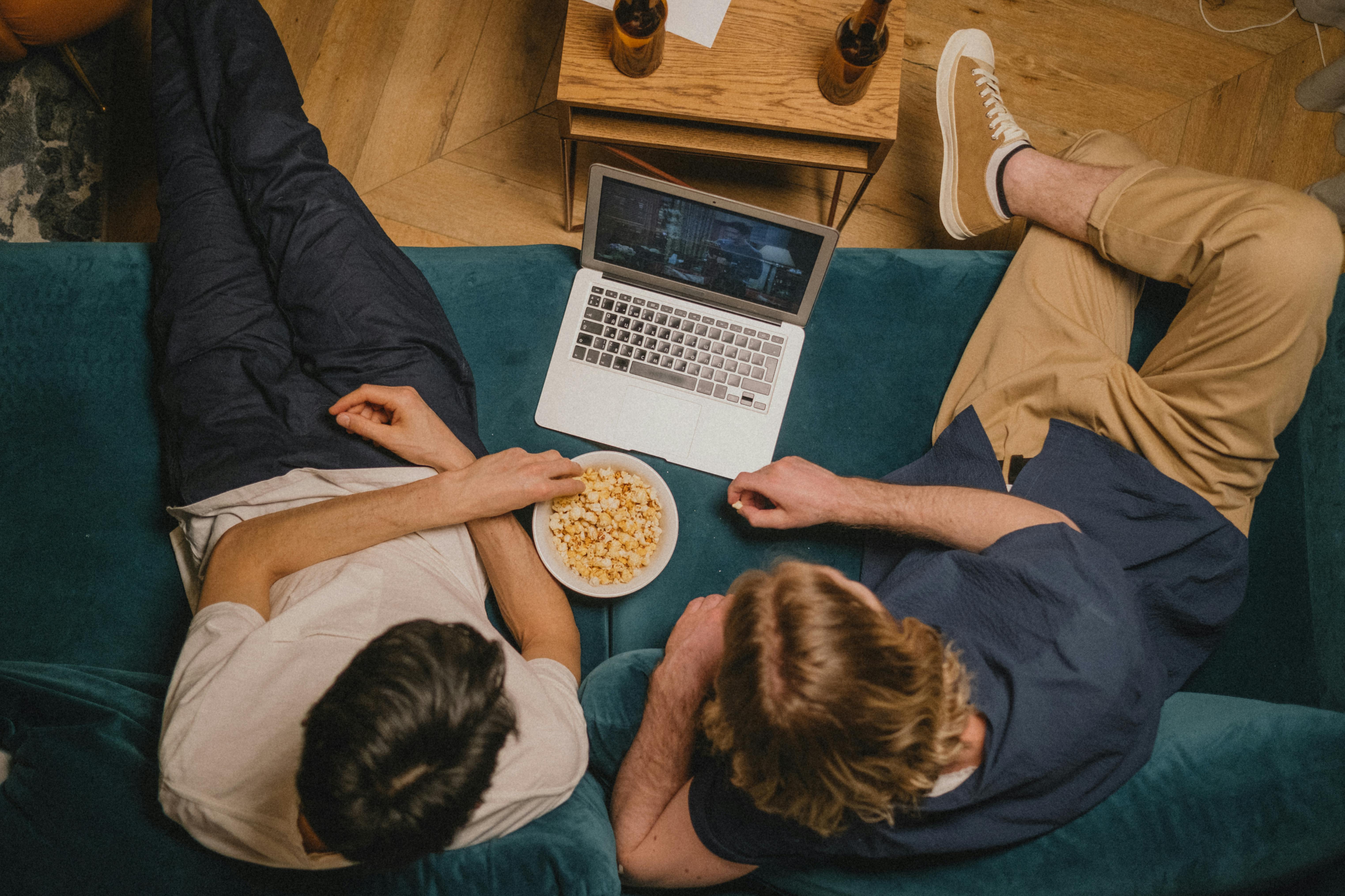Groupe d'amis regardant un film ensemble, illustrant les recommandations et l'actualité cinéma