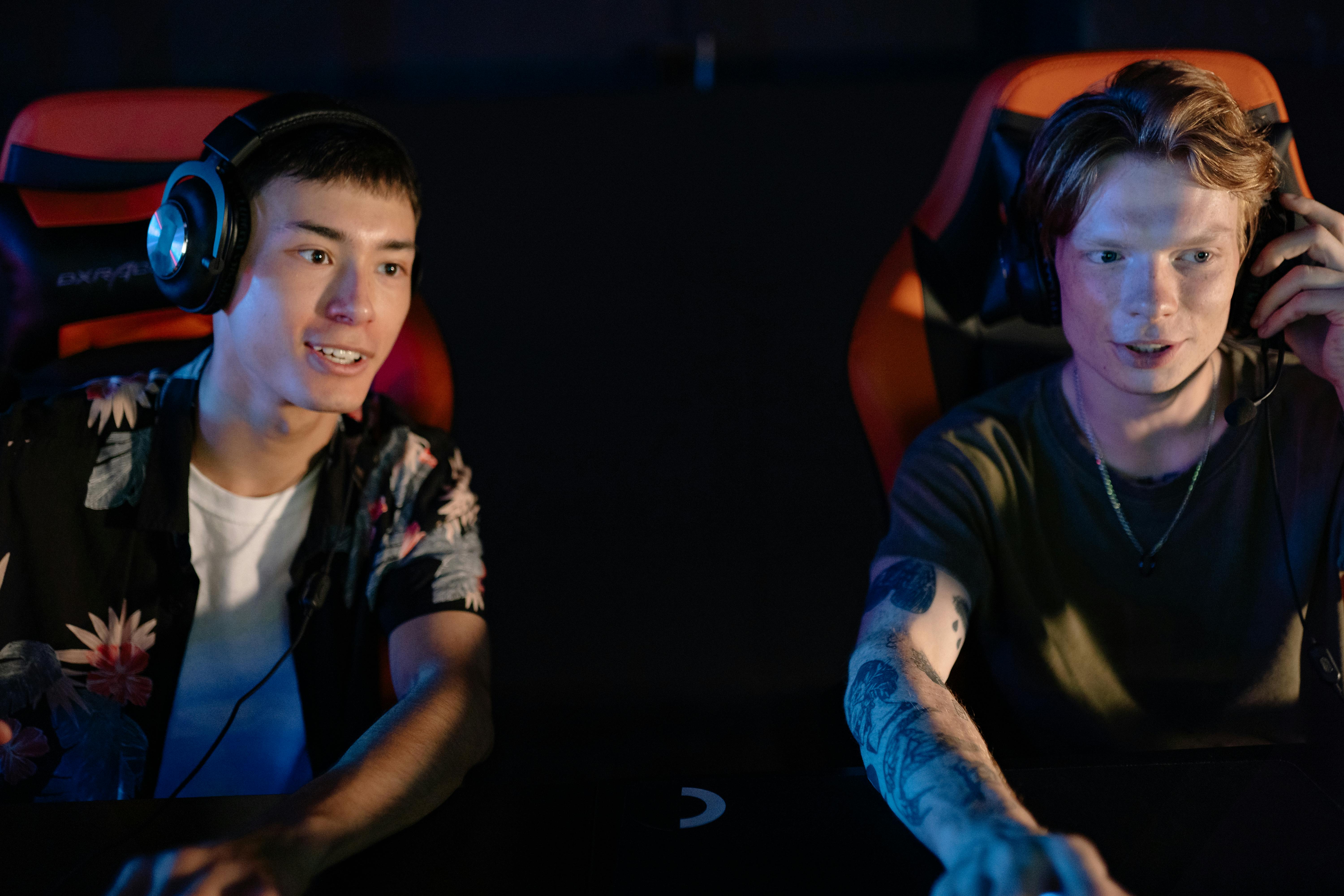 Joueurs professionnels en pleine compétition d’e-sport illustrant l’engagement dans les compétitions