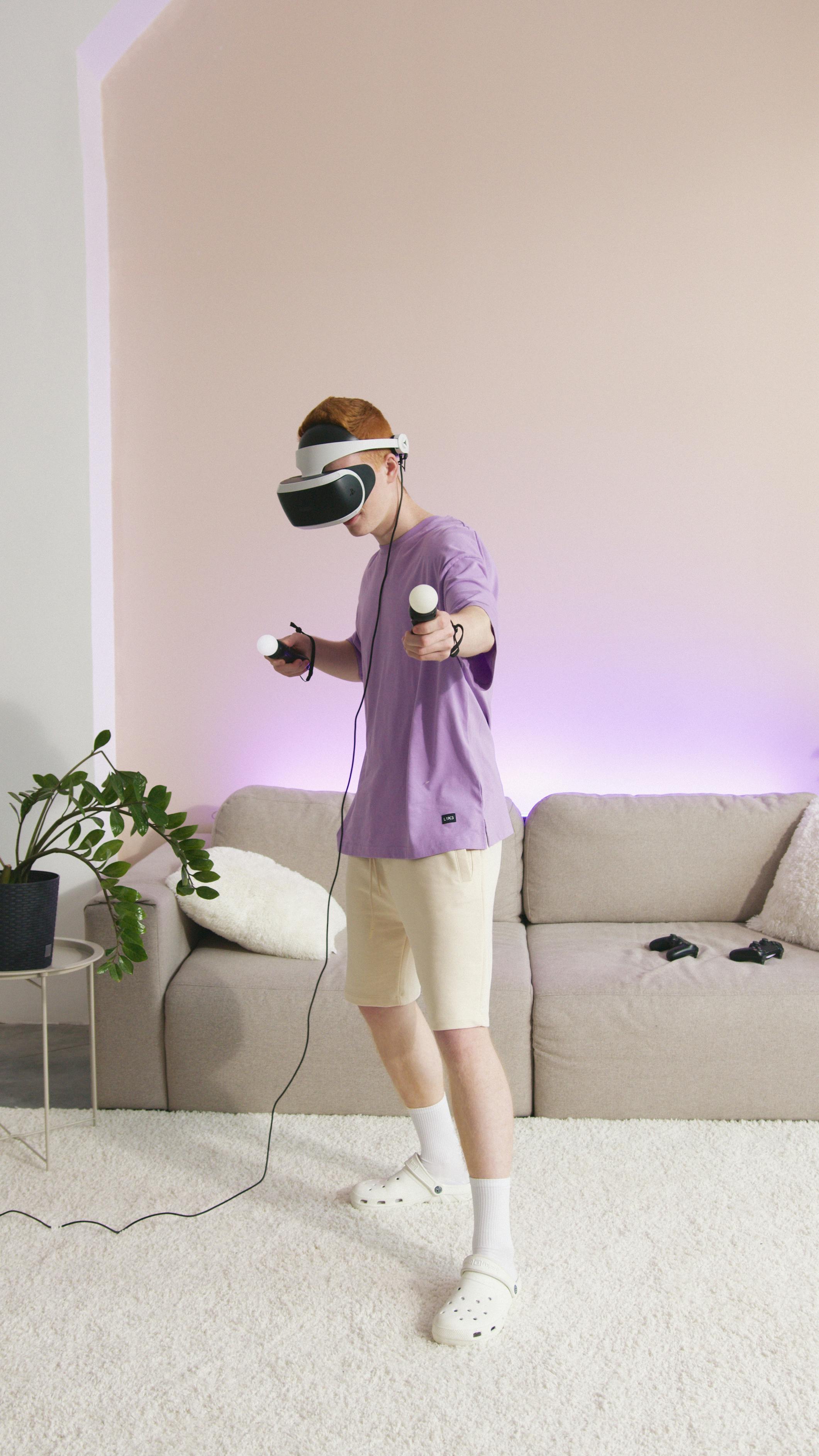 Personne jouant à un jeu vidéo en réalité virtuelle illustrant les innovations technologiques dans les jeux vidéo