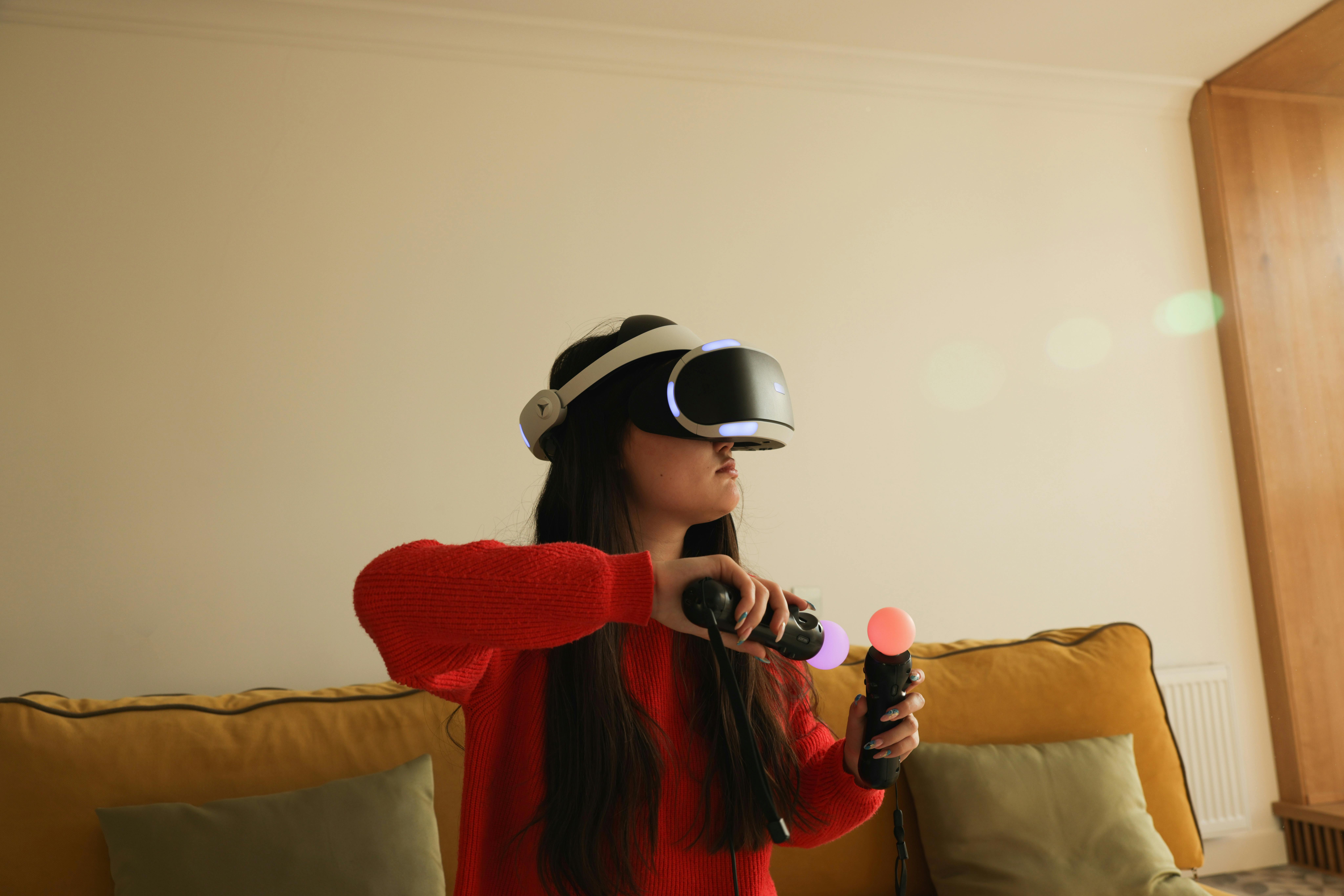 Personne utilisant un casque de réalité virtuelle illustrant les innovations gaming en 2024