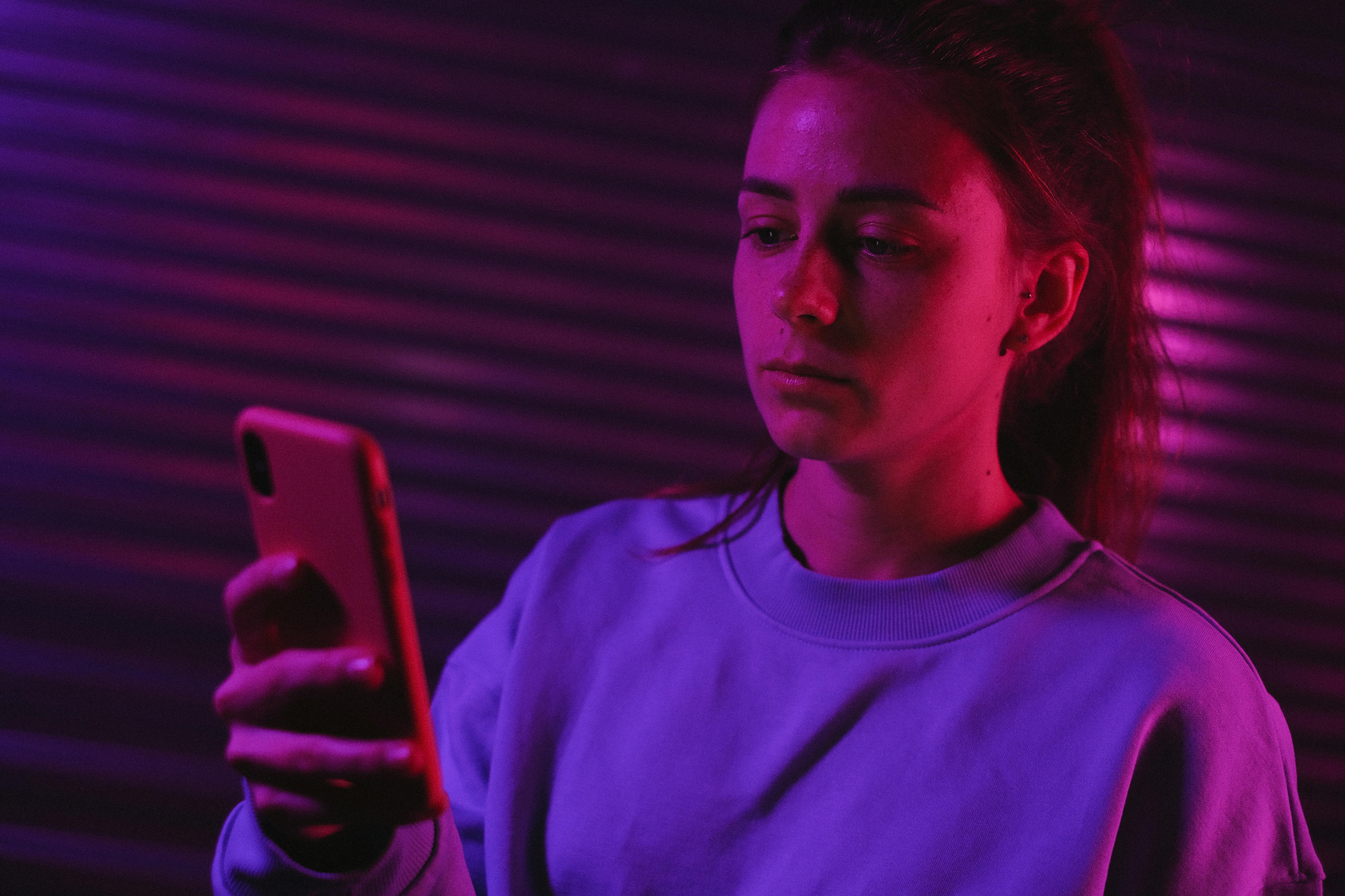 Personne utilisant un smartphone moderne illustrant les innovations en technologie mobile en 2023