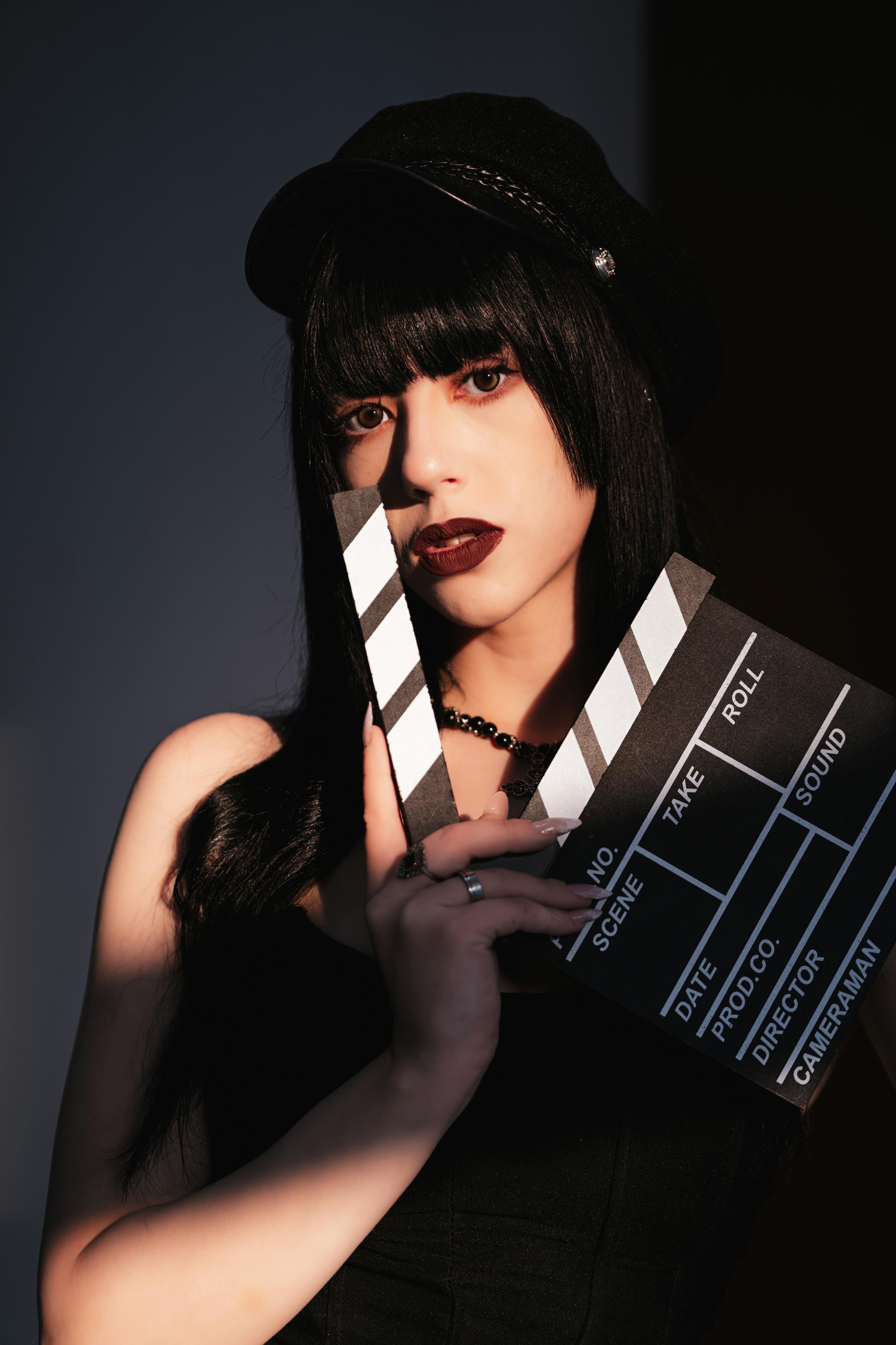 Portrait dramatique avec clap de cinéma illustrant l'évolution du film d'action et la diversité
