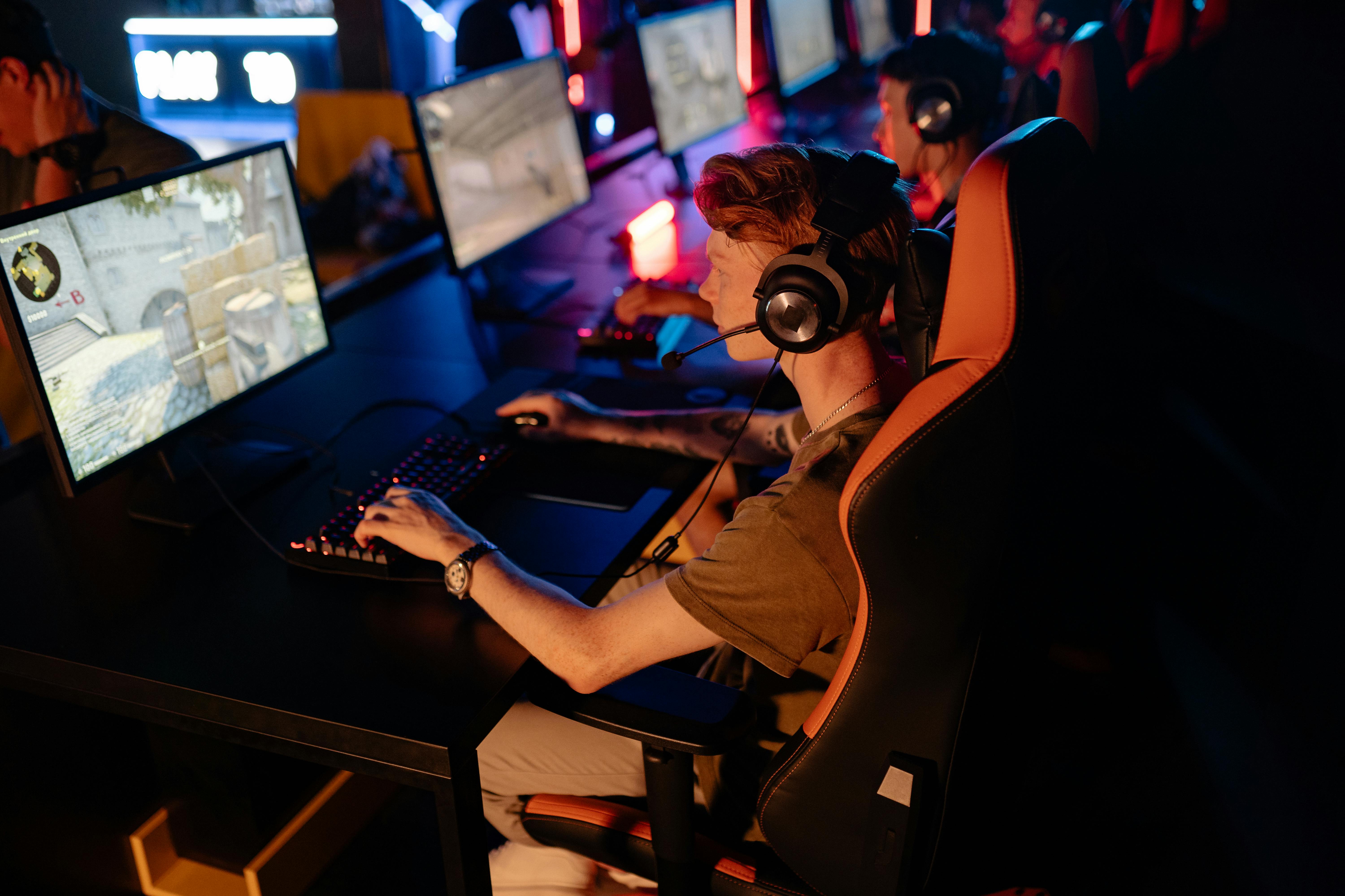 Jeunes joueurs concentrés sur leurs écrans lors d'une session de gaming en ligne intense