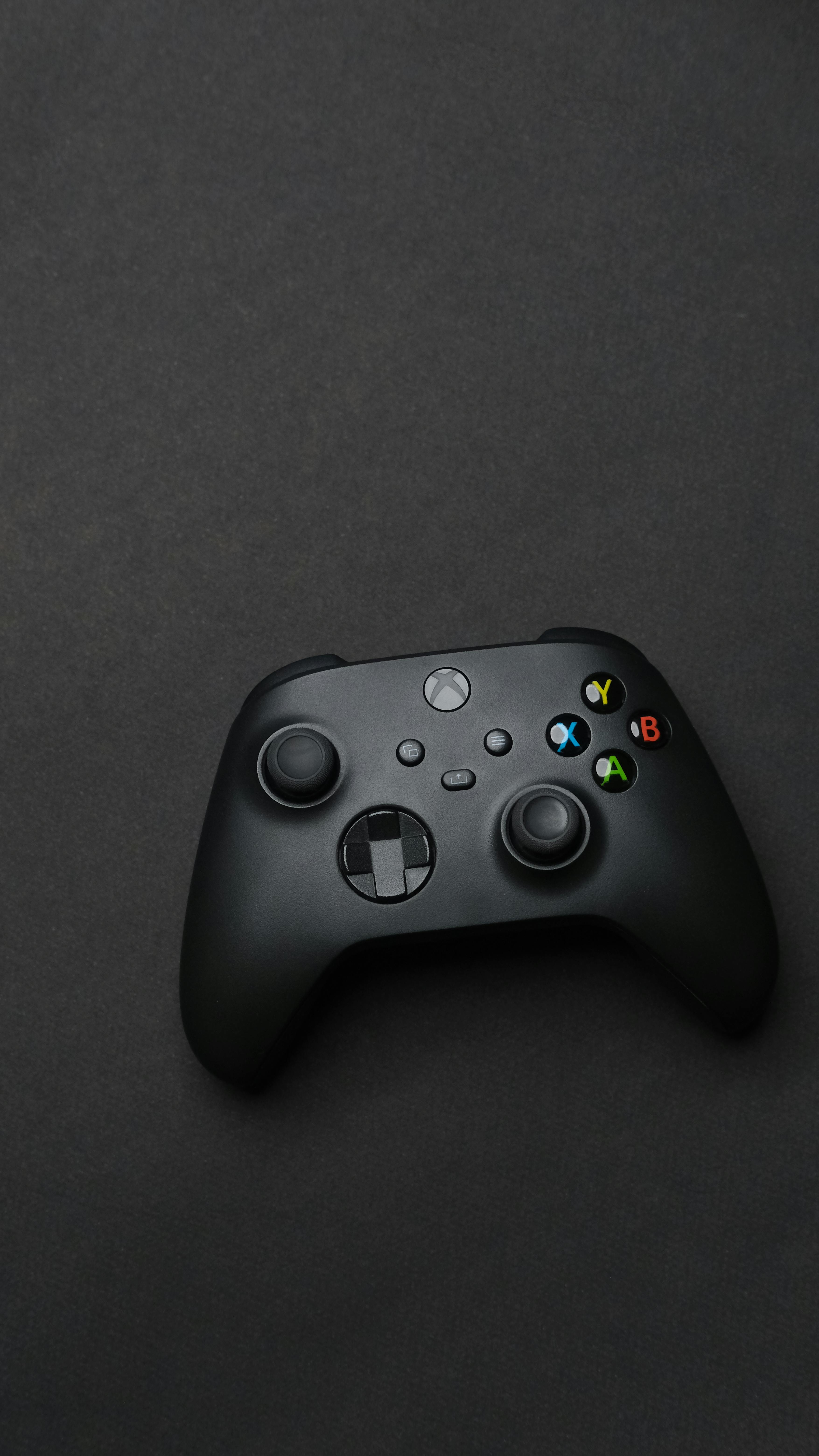 Manette de jeu vidéo noire sur fond sombre, symbole du gaming moderne et connecté