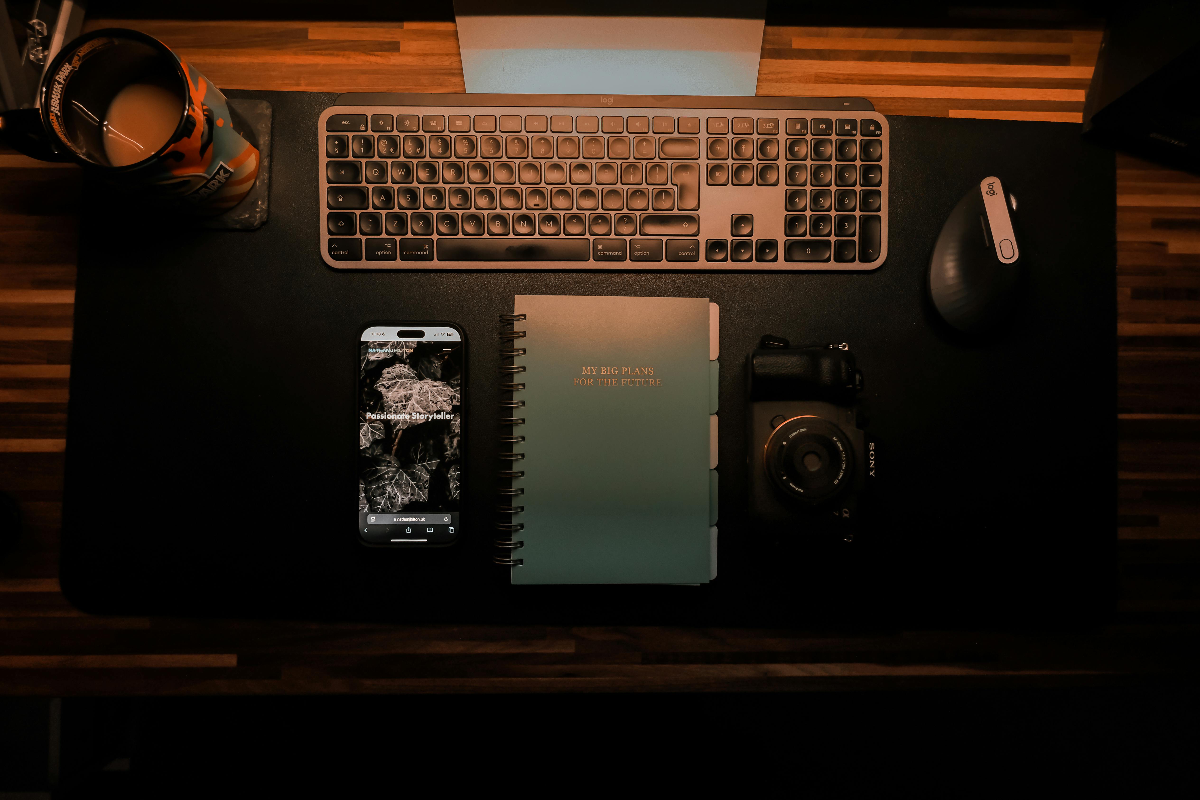 Technologie mobile moderne avec smartphone et accessoires sur bureau organisé