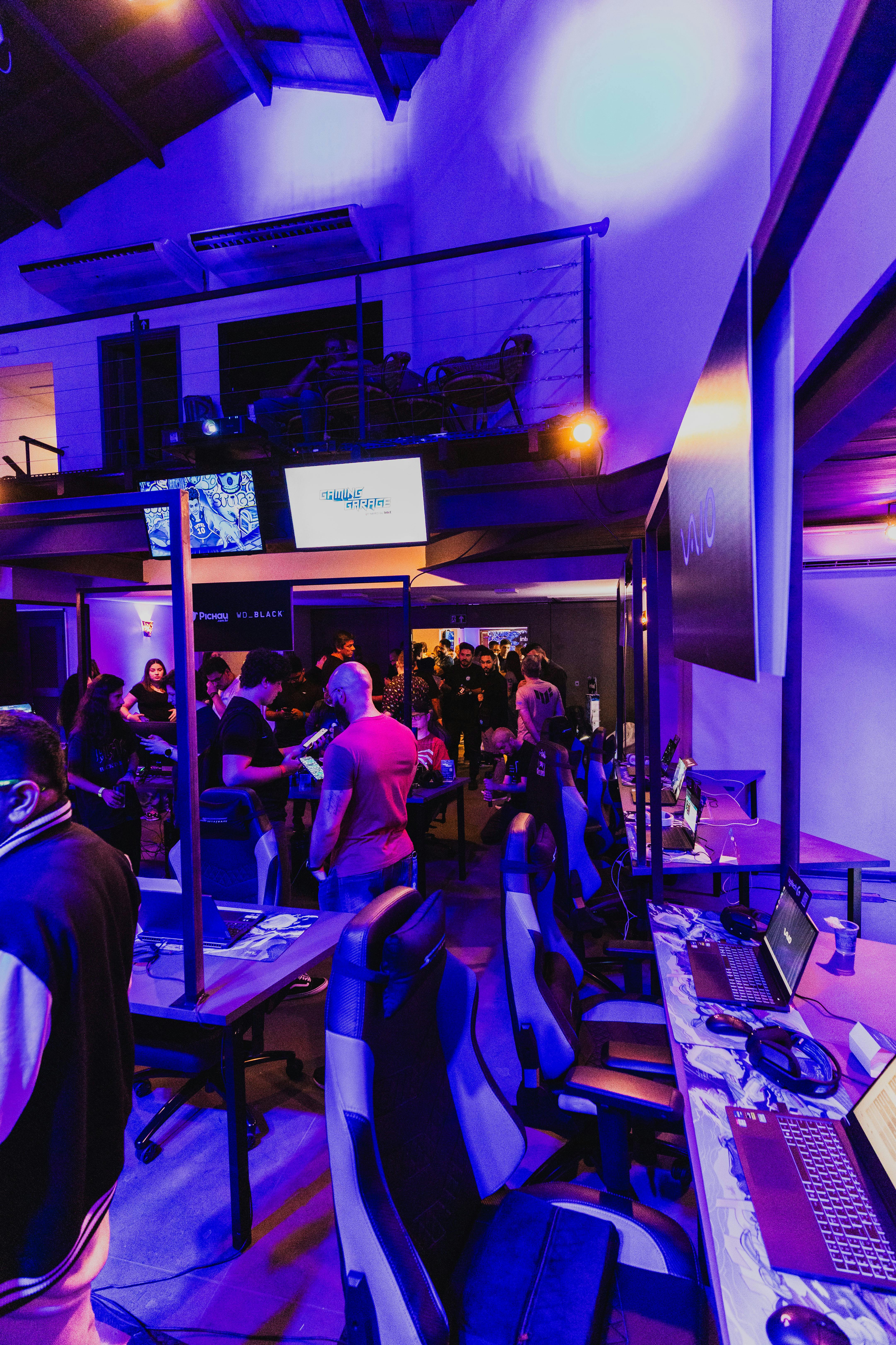 Une foule enthousiaste lors d'une convention de jeux vidéo illustrant l'engouement pour les innovations et le rétrogaming